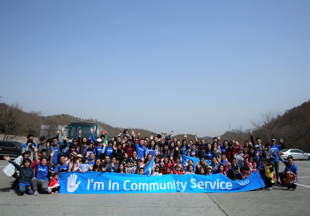 About-100-Intel-Beijing-volunteers-planted-trees-besides-the-Great-Wall-1.jpg