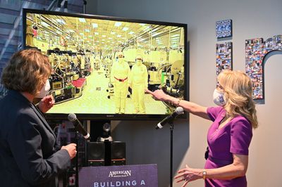 Intel’s Arizona factory manager Zivit Katz-Tsameret (left) gives U.S. first lady Jill Biden a virtual tour hosted by fab technicians Michelle Blackwell and Heather Lyons in Chandler, Arizona, on March 7, 2022. (Credit: Walden Kirsch/Intel Corporation)