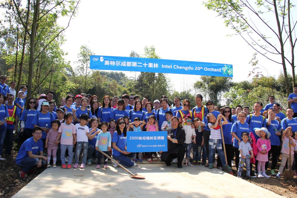 Intel-Chengdu-about-200-volunteers-planted-2000-organge-trees-resize.jpg